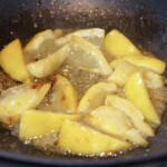 kawałki cytryny smażą się na patelni