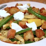 Makaron z groszkiem cukrowym i kozim serem