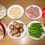 Makaron z indykiem na ostro z grzybami składniki