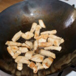 na patelni smażą się podłużne małe kawałki indyka