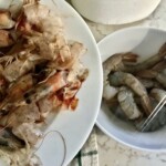 obieranie surowych krewetek