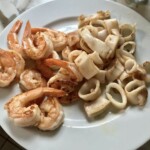 ugotowane owoce morza na talerzu