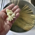 posiekany czosnek na dłoni