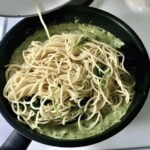 Makaron z pesto szpinakowym z awokado