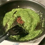 przygotowanie pesto z rukoli na patelni