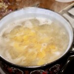 w garnku gotuje się makaron