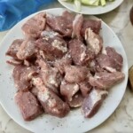 wołowina pokrojona w grubą kostkę leży na talerzu