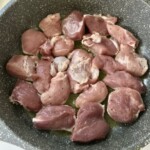 Mięso duszone w sosie na patelni