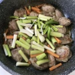 Mięso duszone w sosie na patelni