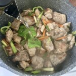 Mięso duszone w sosie na patelni