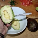 obrana połowa awokado w dłoni