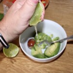 Puszysty dip przyrządzony z awokado zmiksowanego z sokiem z limonki i świeżą kolendrą.