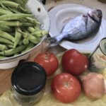 Okra duszona z pomidorami z doradą składniki