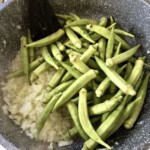 świeża okra na patelni