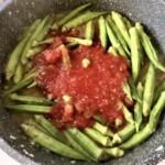 Okra duszona z pomidorami