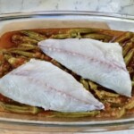 Okra duszona z pomidorami z doradą