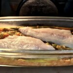 Okra duszona z pomidorami z doradą