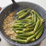 okra smaży się z drobno siekaną cebulą na dużej patelni