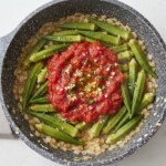 okra smaży się z drobno siekaną cebulą na dużej patelni