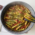 okra smaży się z drobno siekaną cebulą na dużej patelni