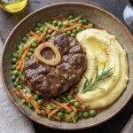 Ossobuco alla Fiorentina to plaster giczy cielęcej duszony z drobno pokrojonymi warzywami oraz białym winem i świeżym rozmarynem.
