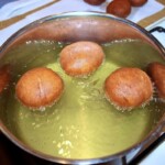 Pączki domowe smażą się w głębokim tłuszczu