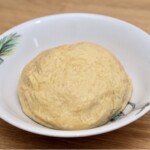 w dużej misce wyrasta ciasto na pączki domowe