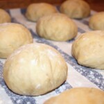 pączki domowe w trakcie wyrastania ciasta