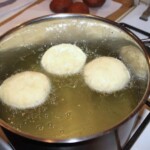 pączki domowe smażą się na smalcu w garnku