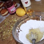 pączki domowe są nadziewane konfiturą różaną