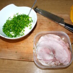 plastry szynki gotowane na talerzu