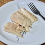 kawałki tuńczyka z oliwie na talerzu