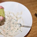 pasta z tuńczyka z kozim serkiem w trakcie przygotowania