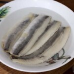 filety śledziowe moczą się w wodzie