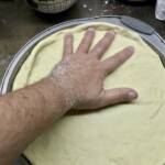 przygotowanie domowej pizzy z szynką