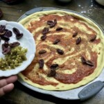 przygotowanie domowej pizzy z szynką