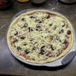Pizza z szynką parmeńską i świeżą rukolą