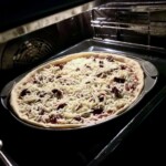 Pizza z szynką parmeńską i świeżą rukolą