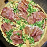 Pizza z szynką parmeńską i świeżą rukolą