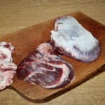 policzki wołowe leżą na desce kuchennej