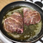 na patelni smażą się policzki wołowe