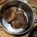 usmażone dwa policzki wołowe w garnku