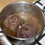 w garnku dusza się policzki wołowe