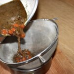 przecieranie przez sitko sosu do policzków wołowych