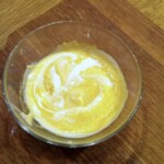 sos jogurtowy w misce