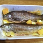 dwa pstrągi pieczone w naczyniu żaroodpornym