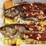 Pstrąg pieczony z boczkiem wędzonym i migdałami