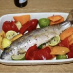 Pstrąg z piekarnika pieczony razem z warzywami