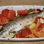 Pstrąg z piekarnika pieczony razem z warzywami