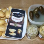 Raclette z ziemniakami gotowanymi i kiszonkami